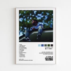 Könnte beinhalten: Gerahmtes Poster mit dem Albumcover von J. Coles "2014 Forest Hills Drive". Das Bild zeigt einen Mann, der auf einem Dach sitzt. Das Poster enthält den Albumtitel, die Titelliste und Veröffentlichungsinformationen.