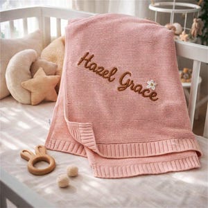 Anpassad namnfilt för babyn | Handbroderad ekologisk bomullsstickning | Neutral barnrumsdekoration | Unik babyshowerpresent bild 4