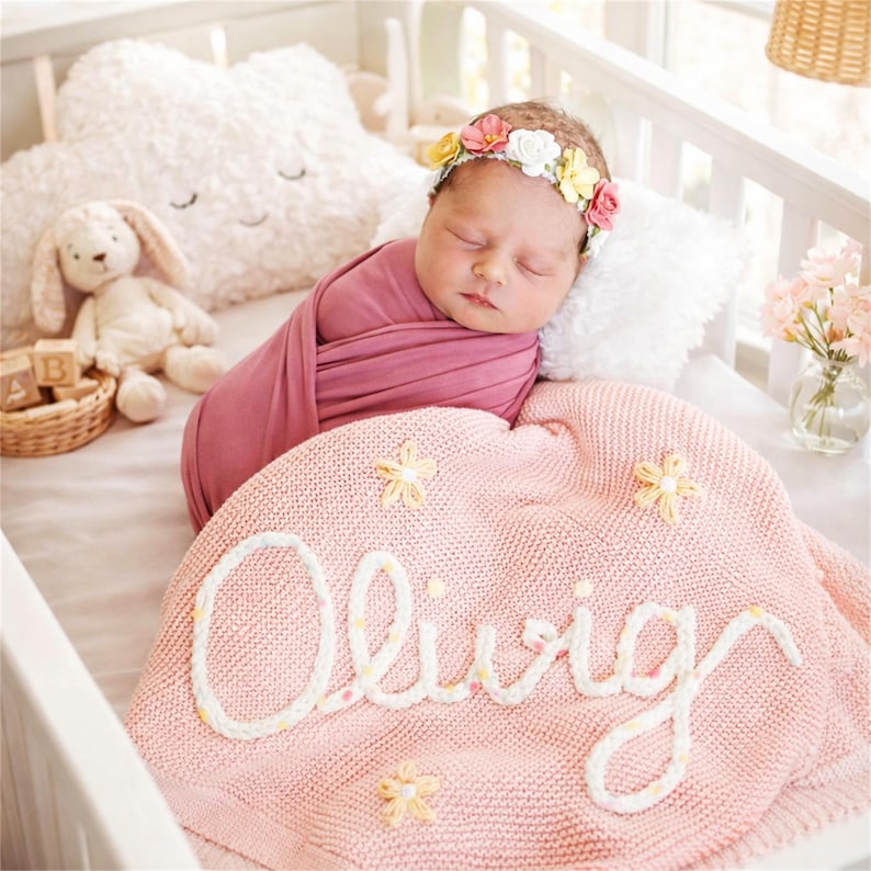 Anpassad namnfilt för babyn | Handbroderad ekologisk bomullsstickning | Neutral barnrumsdekoration | Unik babyshowerpresent bild 3