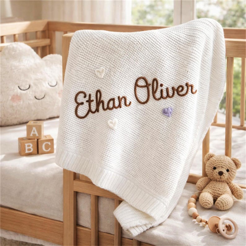 Anpassad namnfilt för babyn | Handbroderad ekologisk bomullsstickning | Neutral barnrumsdekoration | Unik babyshowerpresent bild 6