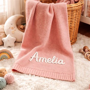 Anpassad namnfilt för babyn | Handbroderad ekologisk bomullsstickning | Neutral barnrumsdekoration | Unik babyshowerpresent bild 5