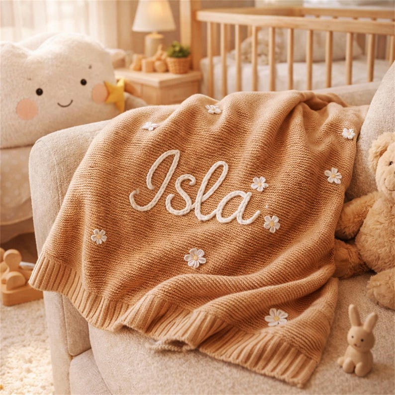 Anpassad namnfilt för babyn | Handbroderad ekologisk bomullsstickning | Neutral barnrumsdekoration | Unik babyshowerpresent bild 2