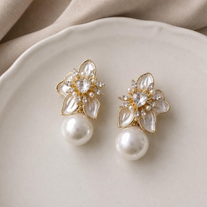 Brincos de noiva com pérolas em formato de pétalas de cerejeira.