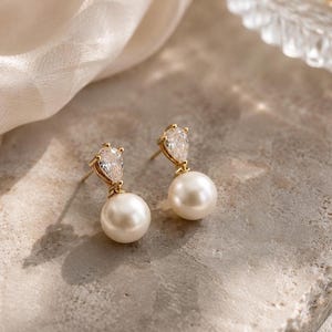 Elegantes pendientes de perlas colgantes con cristales en forma de lágrima para bodas.