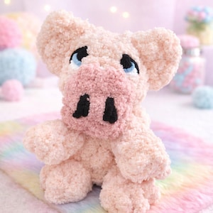 Può includere: Un maialino di peluche rosa chiaro con una consistenza morbida e soffice. Il maialino ha un muso rosa con narici nere, occhi blu e grandi orecchie. È posizionato su una superficie dai colori arcobaleno, creando un aspetto giocoso.