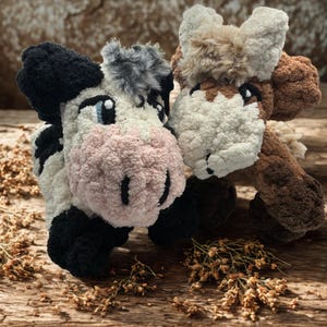 Handstickningsmönster: Mini Chris Highland Cow & Daisy Dairy Cow (PDF)