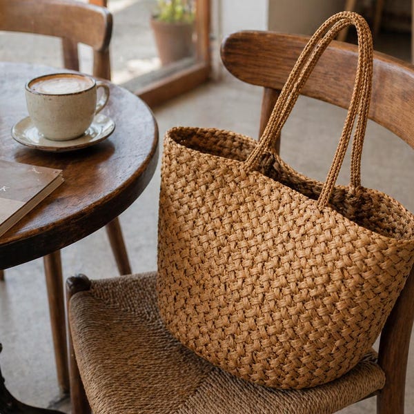 Bolso tote de paja y rafia tejido a mano, bolso de hombro estilo bohemio para la playa en verano.