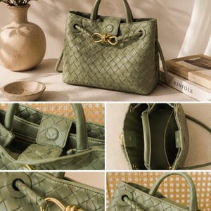 Pu&ograve; includere: Borsa a mano in pelle intrecciata verde salvia con manico superiore e tracolla staccabile. La borsa presenta dettagli dorati, tra cui una chiusura decorativa e occhielli. L'interno &egrave; foderato in tessuto verde coordinato.