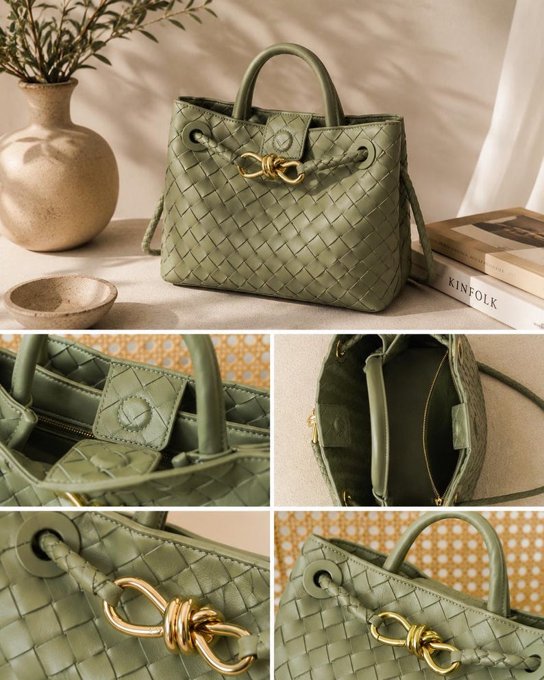 Pu&ograve; includere: Borsa a mano in pelle intrecciata verde salvia con manico superiore e tracolla staccabile. La borsa presenta dettagli dorati, tra cui una chiusura decorativa e occhielli. L'interno &egrave; foderato in tessuto verde coordinato.