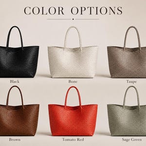 Op de afbeelding: Een collectie geweven draagtassen in verschillende kleuren, waaronder zwart, bone, taupe, bruin, tomatenrood en saliegroen. De tassen hebben bijpassende handvatten. De tekst "COLOR OPTIONS" staat bovenaan.