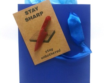 Cadeau avec breloque couteau Pocket Hug | Choisissez votre dicton et votre couleur | Cadeau d'encouragement amusant | Bibelots torsadés | Motivation dans les moments difficiles |