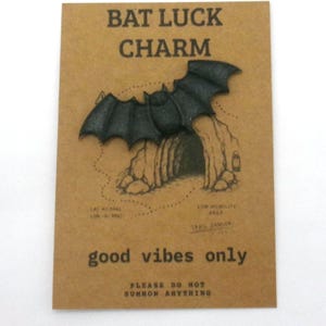 Fledermaus Taschenanhänger | Emotionale Unterstützung Fledermaus | Winziges gruseliges Geschenk | Dunkles süßes Geschenk | Gothic Freund | Halloween Geschenk | Verdrehte Schmuckstücke