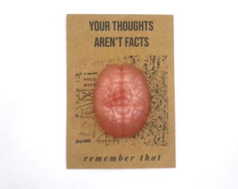 Câlin de poche cerveau | Cadeau pour la santé mentale | Jeton de soulagement de l'anxiété | « Vos pensées ne sont pas des faits » | Petit cadeau d'encouragement | Bibelots torsadés