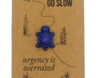 Charm de poche tortue confort | Cadeau de soutien émotionnel | « Il n'y a rien de mal à être lent » | Cadeau pour l'anxiété | Encouragement de la santé mentale | Cadeau charm tortue