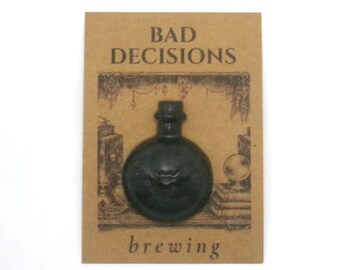 Charm de poche bouteille de potion | « Un peu toxique » | Cadeau sorcière | Cadeau humour noir | 3 pour 15 | Bibelots torsadés
