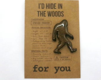 Cadeau câlin avec breloque Bigfoot avec poche • Bibelot de l'amitié cryptide • Carte de breloque sasquatch drôle • Bibelots torsadés • Cadeau sarcastique pour un ami