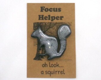 Câlin de poche écureuil | Cadeau d'encouragement amusant | Cadeau « Going Nuts » | Charme de noisette Stay | Joli cadeau pour des amis, des collègues de travail | Bibelots torsadés