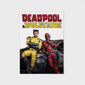 Puede incluir: Un p&oacute;ster con los personajes Deadpool y Wolverine. El t&iacute;tulo "DEADPOOL & WOLVERINE" est&aacute; en rojo y amarillo. Wolverine lleva un traje amarillo y Deadpool un traje rojo, ambos apoyados en un coche.