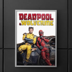 Puede incluir: Un p&oacute;ster enmarcado con el texto "DEADPOOL & WOLVERINE" en rojo y amarillo. La imagen muestra dos personajes disfrazados, uno de amarillo y negro, el otro de rojo, apoyados en un coche.