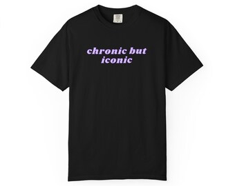 T-shirt cronica ma iconica / testo color lavanda, frase minimalista