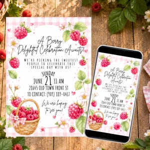 Puede incluir: Una tarjeta de invitación rectangular y un teléfono inteligente que muestra la misma invitación, ambos con un borde de cuadros vichy rosa, ilustraciones de frambuesas en acuarela y el texto A Berry Delightful Celebration Awaits.