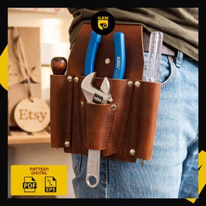 Peut inclure: Une ceinture à outils en cuir marron avec plusieurs poches, contenant une pince bleue, une clé anglaise argentée et une règle transparente. La ceinture est attachée à un jean. Le logo Etsy est visible sur une étiquette en bois. L'image comprend également une icône de modèle numérique PDF et EPS.