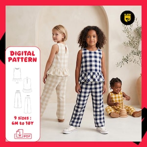 Peut inclure: Un patron de couture numérique pour un ensemble haut à basque sans manches et pantalon, disponible en 9 tailles de 6M à 10A. L'image montre deux enfants portant l'ensemble en vichy beige et bleu marine, et un tout-petit en barboteuse vichy jaune.