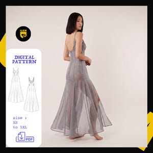 Peut inclure: Une robe longue gris clair avec une fente haute et des bretelles spaghetti. La robe est semi-transparente, révélant la silhouette en dessous. L'image comprend également un motif numérique avec le texte "DIGITAL PATTERN" et une taille allant de XS à 5XL.