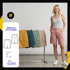 Op de afbeelding: Een digitaal patroon voor cargoshorts in de maten XS tot XL, met een lijntekening van de shorts en een display van vier cargoshorts in mosterdgeel, teal, saliegroen en beige, plus een exemplaar in oudroze.
