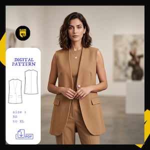 Könnte beinhalten: Eine Frau trägt eine beige Weste und Hose. Die Weste hat einen einzelnen Knopfverschluss und zwei Vordertaschen. Ein digitales Muster befindet sich in der Ecke, mit dem Text "DIGITAL PATTERN" und Größen von XS bis XL.