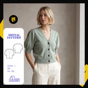 Peut inclure: Un cardigan vert sauge à col en V avec des manches courtes bouffantes, une fermeture boutonnée sur le devant, des poignets et un ourlet côtelés. L'image inclut le texte DIGITAL PATTERN, size XS to XL, une icône PDF et un croquis du vêtement.