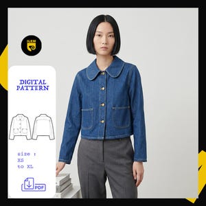 Peut inclure: Une femme porte une veste en jean bleue avec un col rond et des boutons dorés. La veste a deux poches avant. L'image comprend également un patron numérique avec le texte "DIGITAL PATTERN" et des options de taille de XS à XL.
