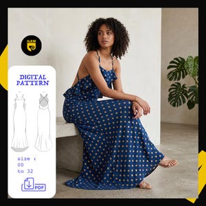 Peut inclure: Une femme porte une robe longue bleu marine à pois. La robe a des bretelles spaghetti et un col à volants. L'image comprend également un patron numérique avec le texte "DIGITAL PATTERN" et une gamme de tailles de 00 à 32.