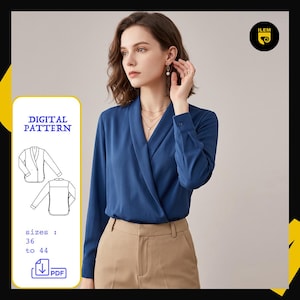 Peut inclure: Un chemisier bleu à manches longues avec un devant croisé et un col en V, porté avec un pantalon beige. L'image inclut un guide de patron numérique avec des dessins du vêtement, le texte DIGITAL PATTERN, les tailles 36 à 44 et une icône PDF.