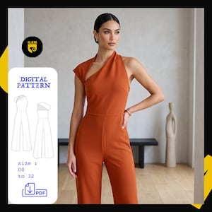 Può includere: Tuta color ruggine con scollatura asimmetrica e pantaloni a gamba larga. L'immagine include un grafico del modello digitale con il testo "DIGITAL PATTERN" e intervallo di taglie "00 a 32". La modella indossa un braccialetto d'oro.