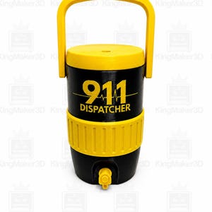 Op de afbeelding: Een zwart-gele waterkoeler met een handvat. De tekst "911 DISPATCHER" staat op de voorkant. De koeler heeft een kraan aan de onderkant en een gele deksel.