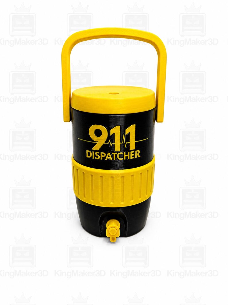 Op de afbeelding: Een zwart-gele waterkoeler met een handvat. De tekst "911 DISPATCHER" staat op de voorkant. De koeler heeft een kraan aan de onderkant en een gele deksel.