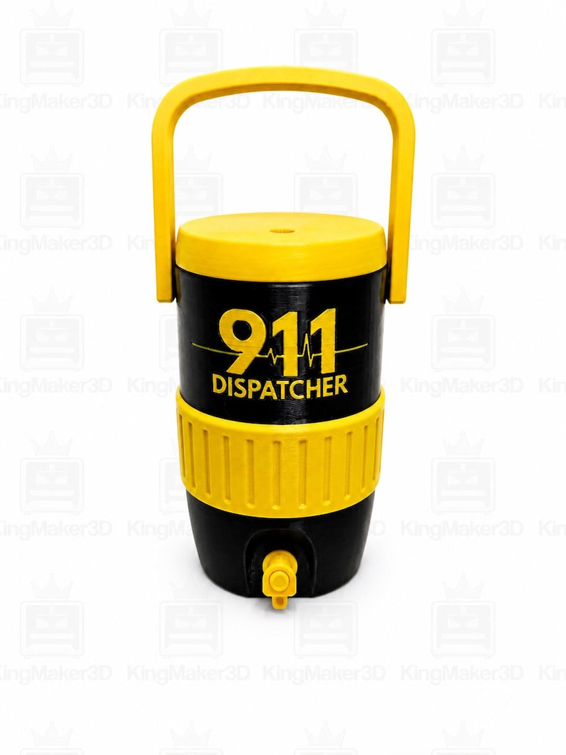Op de afbeelding: Een zwarte en gele waterkoeler met een handvat. De koeler heeft de tekst "911 DISPATCHER" in het geel. De koeler heeft een gele deksel en een gele band in het midden. Hij heeft een kraan aan de onderkant.