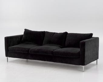 Divano Alex a 3 posti in tessuto nero, dal design moderno, progettato da Koncept per Fogia.