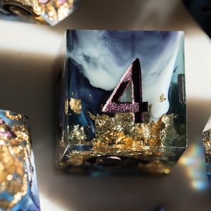 Sharp Edge DND Würfel Set – Blaue Polyedrische Würfel mit Gold Flakes und Lila Ziffern – 7tlg RPG Würfel für Dungeons und Dragons