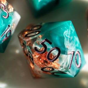 Set di dadi DND con bordo affilato – Dadi in resina verde acqua con lamina di rame e numeri viola – Dadi poliedrici per giochi di ruolo da 7 pezzi
