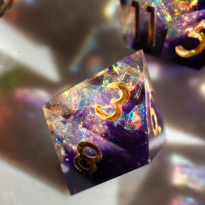 Set di dadi DND con bordo affilato – Dadi in resina viola con lamina multicolore e numeri dorati – Dadi poliedrici da gioco di ruolo da 7 pezzi per Dungeons and Dragons