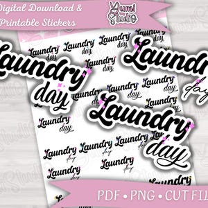 Puede incluir: Una hoja de pegatinas digitales para descargar e imprimir con el texto Laundry day en una fuente cursiva negra con pequeños detalles de estrellas rosas. La hoja incluye múltiples repeticiones de la frase en varios tamaños, con la marca Yumi Studio.