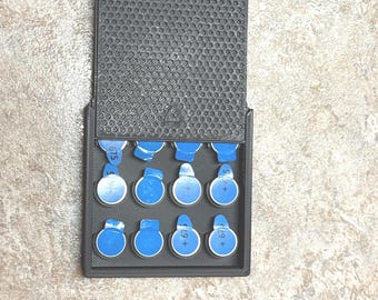 Custodia per batterie per apparecchi acustici, misura 675 - The Hearing Vault - Contiene 12 batterie - Robusta custodia tascabile da viaggio