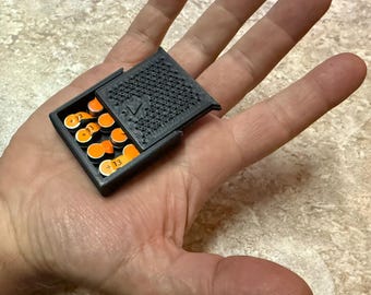 Custodia per batterie per apparecchi acustici misura 13 - The Hearing Vault - Contiene 12 batterie - Robusto supporto da viaggio tascabile