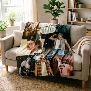 Könnte beinhalten: Eine weiche Decke mit einer Collage von Bildern eines Musikers. Die Decke zeigt verschiedene Bilder des Musikers, darunter eines, auf dem er Gitarre spielt, und ein weiteres, auf dem er ein Baseball-Trikot mit dem Namen "Wallen" auf dem Rücken trägt.