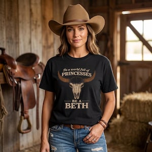 In einer Welt voller Prinzessinnen sei wie Beth – T-Shirt | Western-T-Shirt mit Kuhschädel
