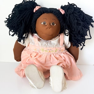 Poupée Cabbage Patch Kids vintage afro-américaine en peluche, avec couettes noires