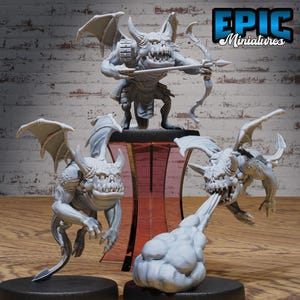 Puede incluir: Una colección de figuras de fantasía en miniatura grises, que incluyen demonios alados y una criatura con arco y flecha. Las figuras se exhiben sobre una superficie de madera con un soporte rojo y transparente. El texto "EPIC Miniatures" es visible.