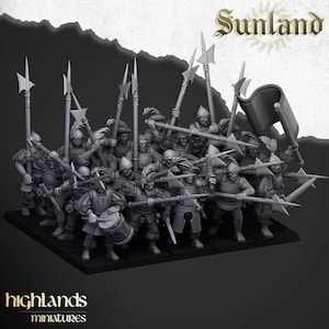 Puede incluir: Un grupo de soldados en miniatura, armados con lanzas, espadas y un tambor, se encuentran juntos sobre una base negra. Las figuras llevan cascos y armaduras. La imagen incluye el texto "Sunland" y "highlands miniatures".